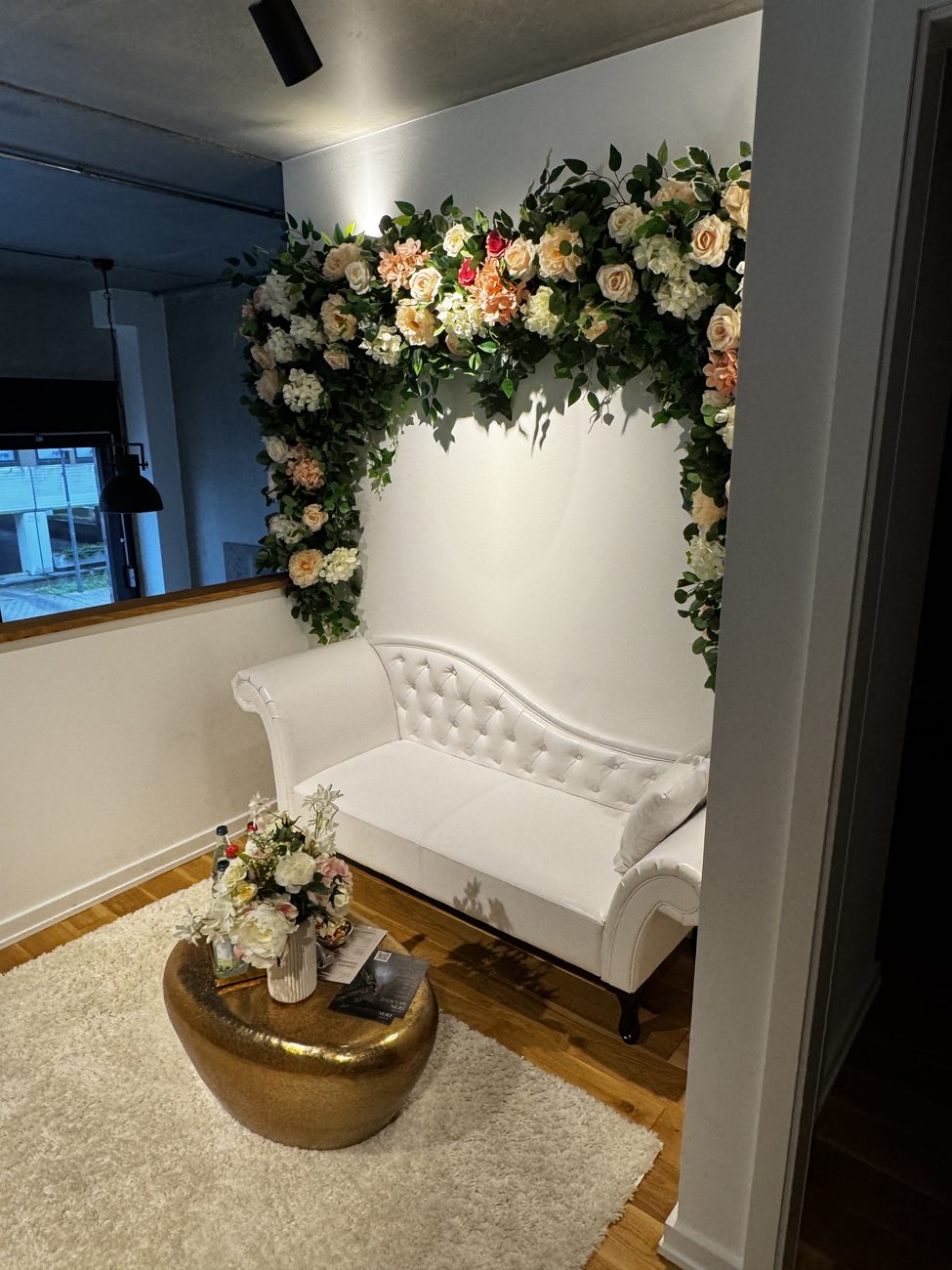 Floral-Bogen mit weißer Bank bei CoLective