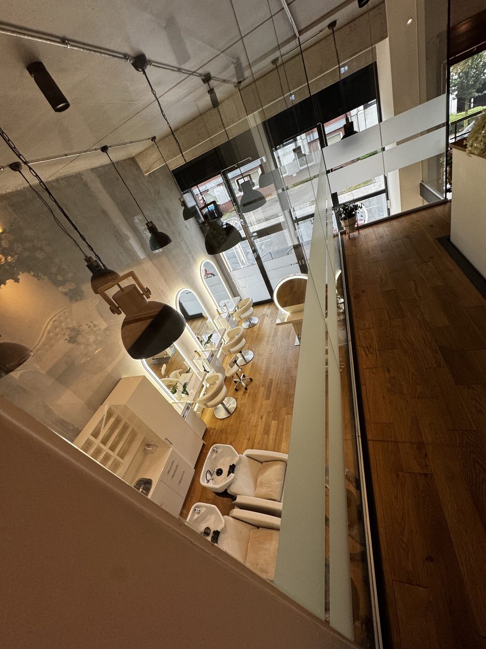 Blick von der Galerie in den Friseurbereich bei CoLective