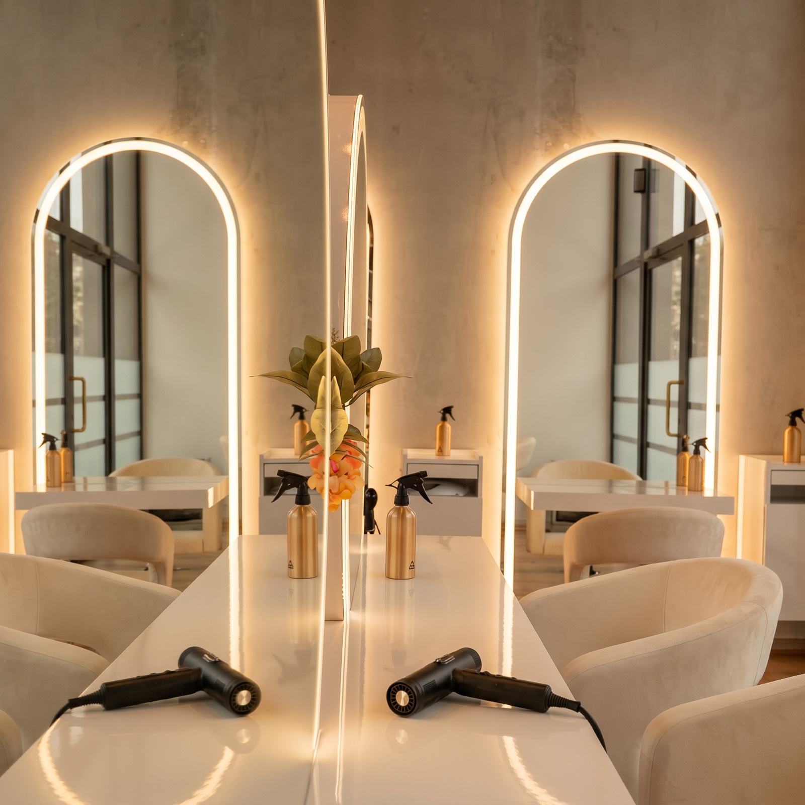 CoLective Hamburg, Hairstyling-Stationen mit LED-Bogen-Spiegeln