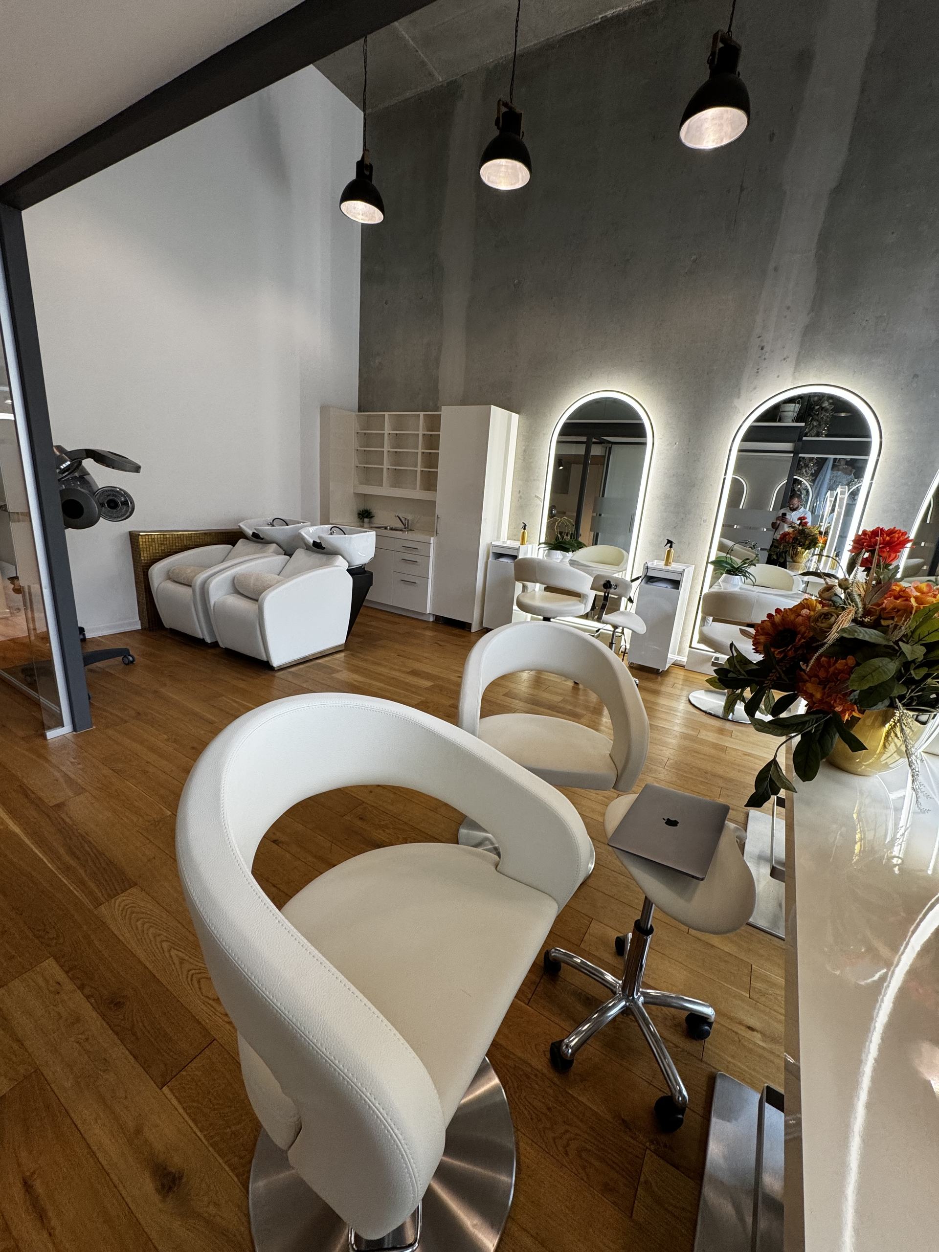 CoLective, Friseur & Hair: Rückwärtswäsche