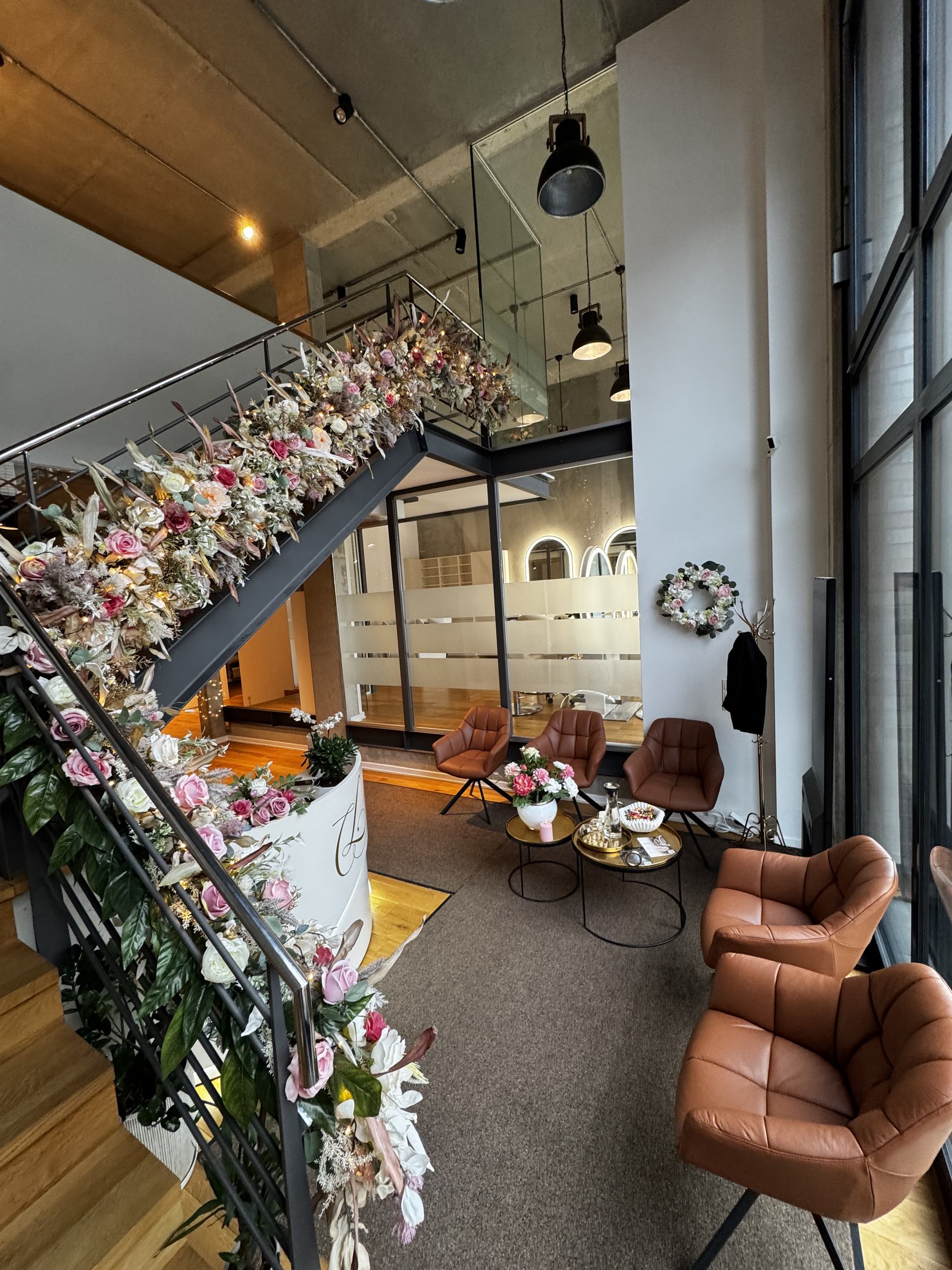 Blick über den CoLective Space mit Floral-Treppe und Lounge