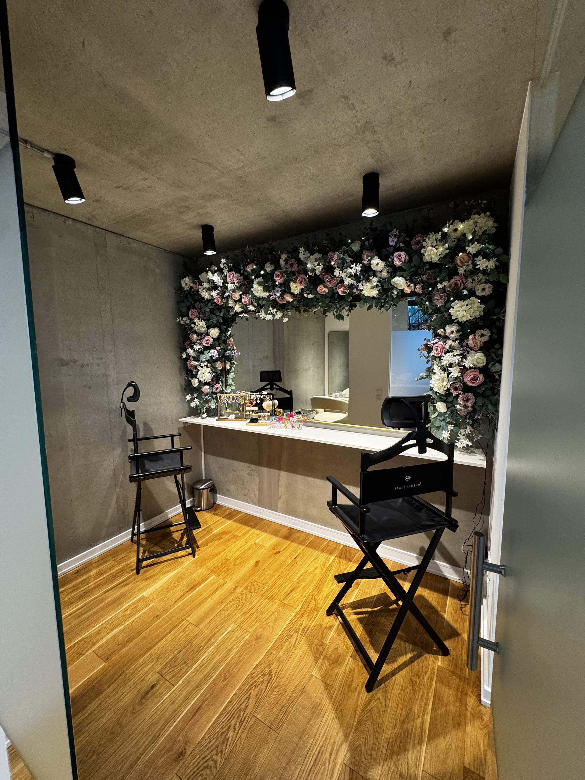 Make-up-Studio mit Vanity und Floral-Bogen bei CoLective