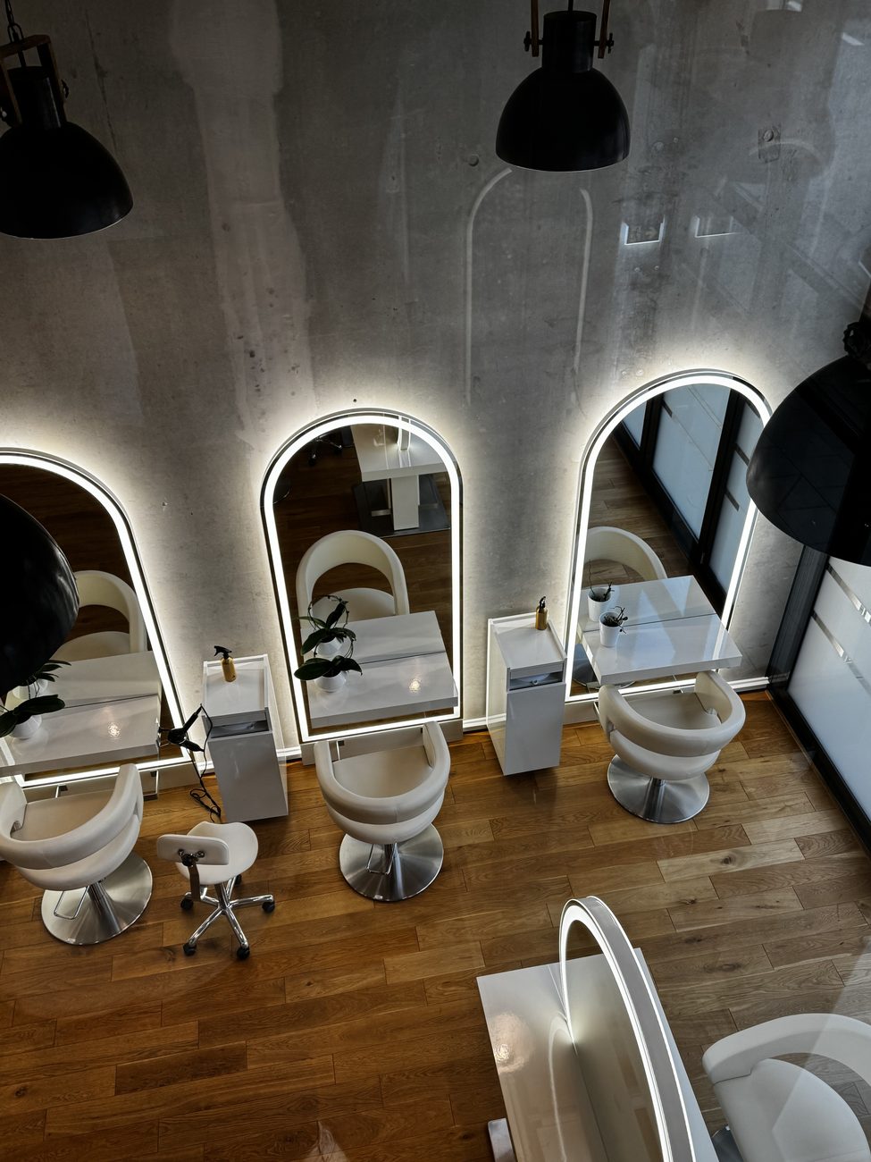 Hair-Styling-Stationen mit LED-Bogen-Spiegeln bei CoLective